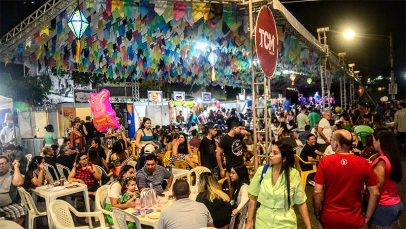 Imagem 1 - Sucesso de vendas durante o MCJ 2022 é celebrado por comerciantes. O investimento realizado pela Prefeitura de Mossoró, desde o planejamento da festa, trazendo grandes atrações, atraindo turistas de várias regiões, além da estrutura de qualidade e segurança do evento, foi fundamental para o sucesso das vendas dos comerciantes, que aproveitaram a época para garantir uma renda extra. Imagem 1 - Sucesso de vendas durante o MCJ 2022 é celebrado por comerciantes. O investimento realizado pela Prefeitura de Mossoró, desde o planejamento da festa, trazendo grandes atrações, atraindo turistas de várias regiões, além da estrutura de qualidade e segurança do evento, foi fundamental para o sucesso das vendas dos comerciantes, que aproveitaram a época para garantir uma renda extra.