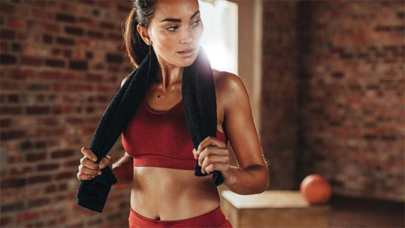 Imagem 1 - O primeiro passo para valorizar a moda fitness no dia a dia, foi o uso do tênis. Depois, passamos para o patamar das leggings e, por fim, lançaram a tendência feminina: o estilo streetwear. Imagem 1 - O primeiro passo para valorizar a moda fitness no dia a dia, foi o uso do tênis. Depois, passamos para o patamar das leggings e, por fim, lançaram a tendência feminina: o estilo streetwear.