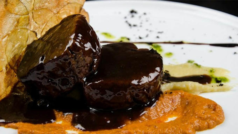 Imagem 1 - Porém, você já se perguntou se o chocolate, que é um doce tão desejado entre as pessoas, consegue combinar com pratos salgados? Isso parece impossível, não é mesmo? Mas, saiba que é possível combinar carne bovina magra ou suína com chocolate, fazendo receitas deliciosas que podem surpreender seu paladar e ver esses ingredientes com outros olhos Imagem 1 - Porém, você já se perguntou se o chocolate, que é um doce tão desejado entre as pessoas, consegue combinar com pratos salgados? Isso parece impossível, não é mesmo? Mas, saiba que é possível combinar carne bovina magra ou suína com chocolate, fazendo receitas deliciosas que podem surpreender seu paladar e ver esses ingredientes com outros olhos