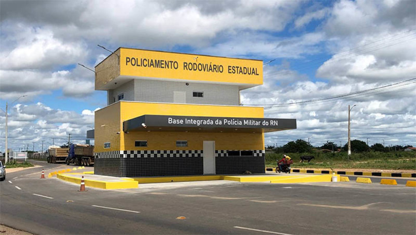 Imagem 1 -  O novo posto policial, localizado em frente ao Cidade Jardim, perto do Cidade Oeste, é fruto de uma parceria público/privada entre o governo do estado e a Casanova Construções. A base já vem funcionando desde o início do mês de junho, quando foi montada a operação integrada de segurança para o Mossoró Cidade Junina, mas somente agora foi oficialmente entregue pela governadora Fátima Bezerra.