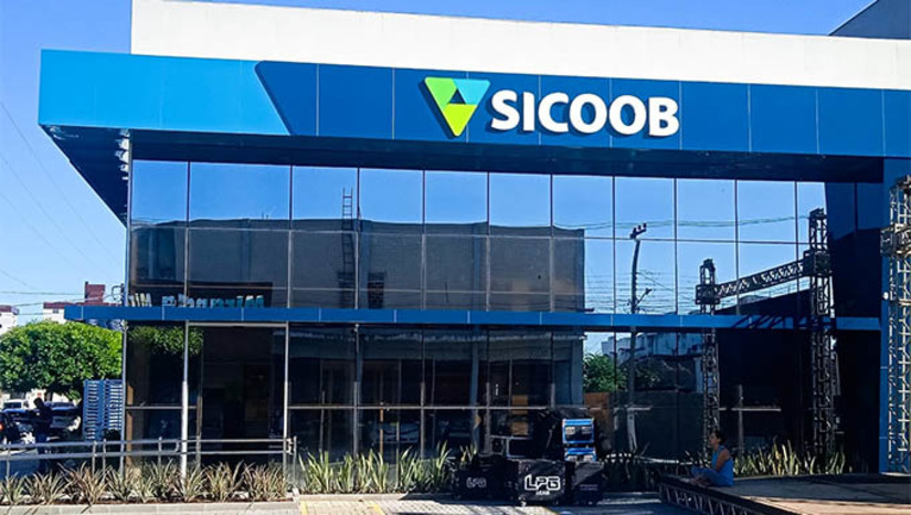 Imagem 1 - Mossoró é uma cidade pólo, tem grande potencial de crescimento, atende a muitos municípios da região oeste do estado. Dentro do nosso plano de interiorização a cidade é fundamental. Mas tem o lado humano também. O mossoroense é um povo que ama sua terra e sua cultura. Esse é um ponto que dialoga muito bem com o Sicoob. Pois somos comprometidos com o desenvolvimento local”, comenta Custódio Arrais, Imagem 1 - Mossoró é uma cidade pólo, tem grande potencial de crescimento, atende a muitos municípios da região oeste do estado. Dentro do nosso plano de interiorização a cidade é fundamental. Mas tem o lado humano também. O mossoroense é um povo que ama sua terra e sua cultura. Esse é um ponto que dialoga muito bem com o Sicoob. Pois somos comprometidos com o desenvolvimento local”, comenta Custódio Arrais,
