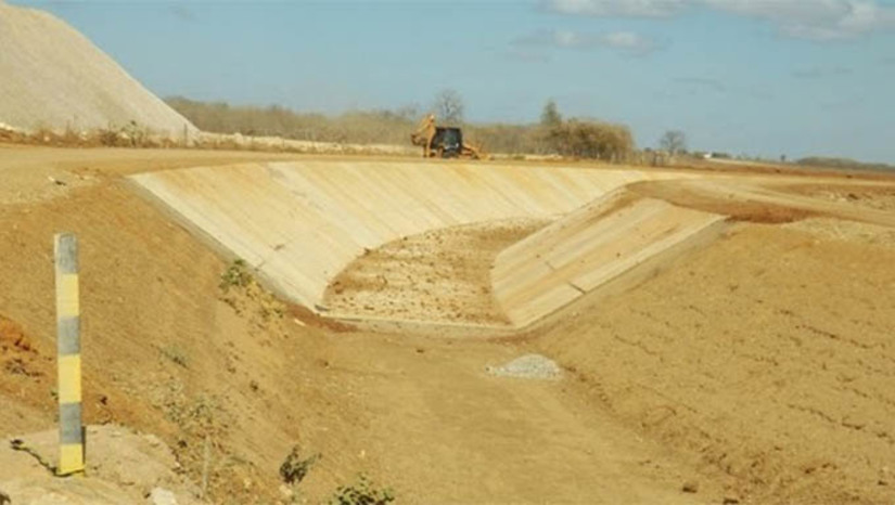 Imagem 1 - Sistema de irrigação, no projeto inicial de 2011, sendo construído com investimento superior a 300 milhões. Estas obras, no entanto, foram paralisadas e atualmente se encontram abandonadas Imagem 1 - Sistema de irrigação, no projeto inicial de 2011, sendo construído com investimento superior a 300 milhões. Estas obras, no entanto, foram paralisadas e atualmente se encontram abandonadas
