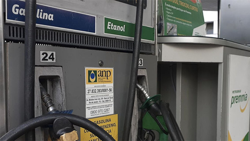 Imagem 1 -  Decreto do Governo do RN segue o que determina a lei sancionada há poucos dias por Bolsonaro, obrigando estados a deixarem brasileiros o ICMS na casa dos 17% ou 18%. No RN, o Estado calcula que vai deixar de arrecadar R$ 90 milhões por mês e o preço da gasolina deve baixar, por alguns dias, algo em torno de 1 real; O Governo informa que acionou o STF contra a Lei do Governo Bolsonaro