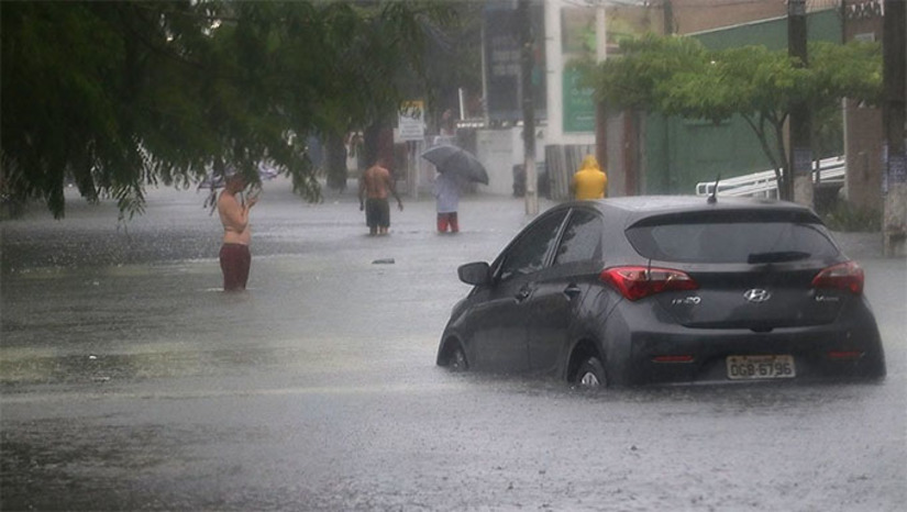 Imagem 1 - Até as 9 horas deste domingo, dia 3, a meteorologia havia registrado 148mm, o que deixou diversas ruas totalmente alagadas. O prefeito Alvaro Dias e a Governadora Fátima Bezerra, em suas redes sociais, disseram que as equipes de Defesa Civil estão em alerta máximo para ajudar a população que vir a precisar; A meteorologia informou que as chuvas vão continuar nos próximos dias. (foto Canindé Soares) Imagem 1 - Até as 9 horas deste domingo, dia 3, a meteorologia havia registrado 148mm, o que deixou diversas ruas totalmente alagadas. O prefeito Alvaro Dias e a Governadora Fátima Bezerra, em suas redes sociais, disseram que as equipes de Defesa Civil estão em alerta máximo para ajudar a população que vir a precisar; A meteorologia informou que as chuvas vão continuar nos próximos dias. (foto Canindé Soares)