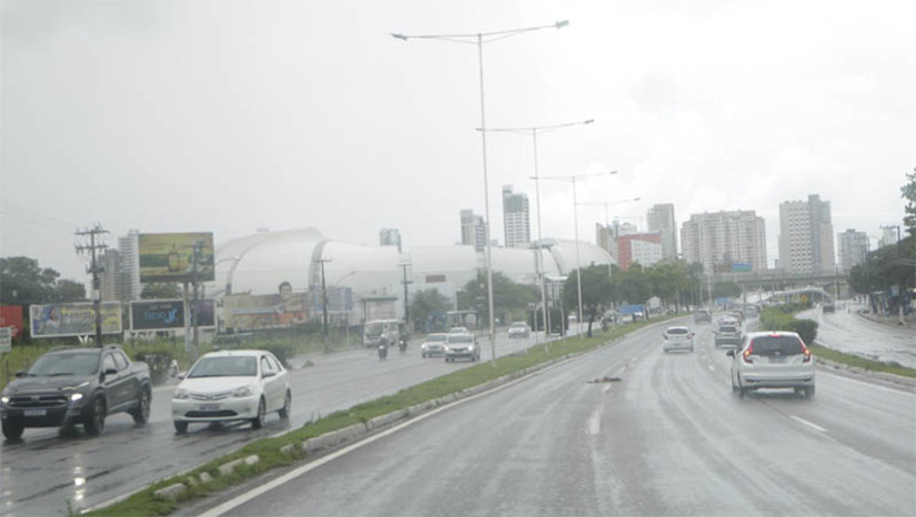Imagem 1 - Emparn registra mais de 200 mm de chuva na região leste do RN nos primeiros 4 dias de julho. Esses valores superam a média esperada para o mês inteiro nesta região, que era de 176,8mm. Só na capital potiguar, choveu 235 mm, enquanto a média do mês neste município é de 245 mm. “Outra chuva como essa em Natal, ocorreu 30 de julho de 1998 quando em um só dia choveu 253,2mm", comentou Gilmar Bristot, chefe da unidade Instrumental de Meteorologia da Emparn. Imagem 1 - Emparn registra mais de 200 mm de chuva na região leste do RN nos primeiros 4 dias de julho. Esses valores superam a média esperada para o mês inteiro nesta região, que era de 176,8mm. Só na capital potiguar, choveu 235 mm, enquanto a média do mês neste município é de 245 mm. “Outra chuva como essa em Natal, ocorreu 30 de julho de 1998 quando em um só dia choveu 253,2mm", comentou Gilmar Bristot, chefe da unidade Instrumental de Meteorologia da Emparn.
