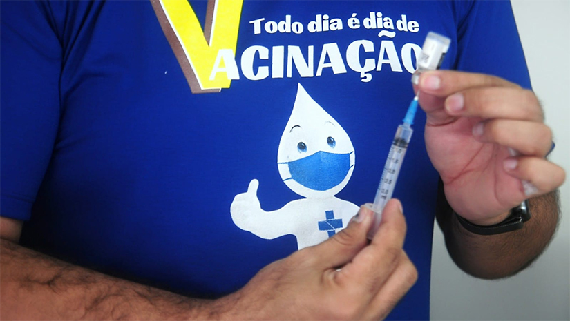 Imagem 1 -  Confira os pontos de vacinação contra Covid e Influenza esta semana em Mossoró. Como já é de costume, o Partage Shopping Mossoró conta com um ponto de vacinação. De segunda a sábado funciona das 10h às 18h e aos domingos das 11h às 18h. De hoje (4) até quinta-feira (7) a Faculdade de Enfermagem da Universidade do Estado do Rio Grande do Norte (FAEN/UERN) também terá um ponto de vacinação funcionando das 12h30 às 19h. Nesta terça-feira (5) e quarta-feira (6) a Universidade Potiguar (UnP) também terá uma equipe de vacinadores. No local, a vacinação ocorrerá das 7h30 às 17h.  Nas UBSs localizadas na zona urbana o horário de vacinação é das 7h às 11h e das 13h às 17h. Na zona rural há imunização em algumas unidades das 7h às 12h e em outras das 12h às 17h.