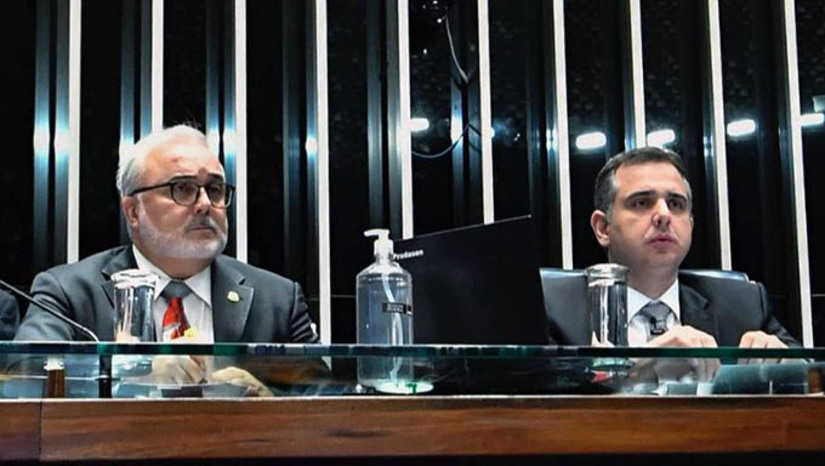 Imagem 1 - As leis preveem assistência financeira ao setor cultural. A Lei Paulo Gustavo assegura R$ 3,8 bilhões do Fundo Nacional de Cultural (FNC) para projetos culturais. Isso inclui investimentos no setor audiovisual, reformas de salas de cinema e estímulo a espaços artísticos e culturais, organizações culturais comunitárias e quaisquer outras que tenham sido afetadas pela pandemia da Covid-19. A Lei Aldir Blanc 2, por sua vez, determina repasses de R$ 3 bilhões por ano, por parte da União a Estados e Municípios, durante cinco anos para investimentos na área de cultura. Imagem 1 - As leis preveem assistência financeira ao setor cultural. A Lei Paulo Gustavo assegura R$ 3,8 bilhões do Fundo Nacional de Cultural (FNC) para projetos culturais. Isso inclui investimentos no setor audiovisual, reformas de salas de cinema e estímulo a espaços artísticos e culturais, organizações culturais comunitárias e quaisquer outras que tenham sido afetadas pela pandemia da Covid-19. A Lei Aldir Blanc 2, por sua vez, determina repasses de R$ 3 bilhões por ano, por parte da União a Estados e Municípios, durante cinco anos para investimentos na área de cultura.