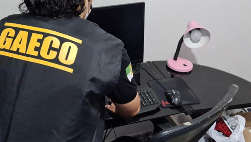 Imagem 1 - Advogados que atuavam como “mensageiros do crime” são presos em operação do MPRN. A operação Carteiras, deflagrada na manhã desta sexta-feira (8), cumpriu seis mandados de prisão preventiva e outros quatro, de busca e apreensão, nas cidades de Natal, Parnamirim, Extremoz, Nísia Floresta. Pelo que já foi apurado pelo MPRN, três advogados trocavam mensagens com detentos, estabelecendo a comunicação deles com outros integrantes da organização criminosa que estão nas ruas. Em um dos bilhetes apreendidos, uma advogada presa tratava da execução de um homem em Natal. O trio é suspeito de integrar a estrutura da organização criminosa, sendo pessoas de confiança dos principais chefes da facção. Imagem 1 - Advogados que atuavam como “mensageiros do crime” são presos em operação do MPRN. A operação Carteiras, deflagrada na manhã desta sexta-feira (8), cumpriu seis mandados de prisão preventiva e outros quatro, de busca e apreensão, nas cidades de Natal, Parnamirim, Extremoz, Nísia Floresta. Pelo que já foi apurado pelo MPRN, três advogados trocavam mensagens com detentos, estabelecendo a comunicação deles com outros integrantes da organização criminosa que estão nas ruas. Em um dos bilhetes apreendidos, uma advogada presa tratava da execução de um homem em Natal. O trio é suspeito de integrar a estrutura da organização criminosa, sendo pessoas de confiança dos principais chefes da facção.