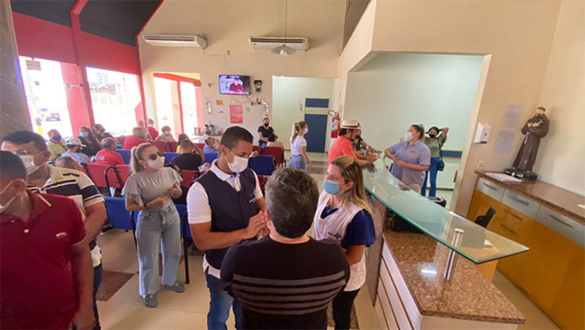 Imagem 1 -  Na manhã deste sábado, dia 9, o prefeito Allyson Bezerra visitou a Clínica HGO, que faz mutirão de segunda a sábado fazendo cirurgias de cataratas. Segundo o prefeito Allyson Bezerra, já foram feitas mais de 3.900 cirurgias e que nos próximos meses espera zerar esta fila, assim como já foi zerado a fila por cirurgias ginecológicas