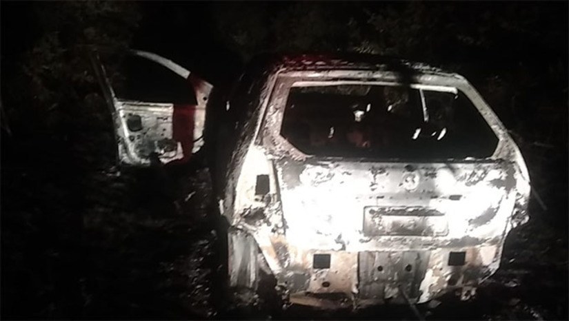 Imagem 1 - Polícia Militar confirmou na noite deste domingo, 10, que um Fiat Pálio foi encontrado na entrada de Rodolfo Fernandes queimado com um corpo dentro; A Polícia Civil e o ITEP já foram acionados ao local. Imagem 1 - Polícia Militar confirmou na noite deste domingo, 10, que um Fiat Pálio foi encontrado na entrada de Rodolfo Fernandes queimado com um corpo dentro; A Polícia Civil e o ITEP já foram acionados ao local.