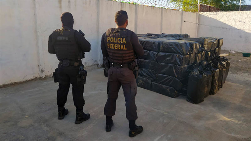 Imagem 1 - PF apreende cerca de 4 toneladas de cocaína em Areia Branca; droga estava em um galpão subterrâneo. A apreensão aconteceu na manhã desta segunda-feira (13), no âmbito da Operação Maritimum, deflagrada pela Polícia Federal, com o objetivo de desarticular organização criminosa especializada no tráfico internacional de drogas e lavagem de dinheiro que atuava nos terminais portuários do Nordeste e Sudeste, principalmente, tendo como bases as regiões de Natal/RN, Salvador/BA e Baixada Santista. Imagem 1 - PF apreende cerca de 4 toneladas de cocaína em Areia Branca; droga estava em um galpão subterrâneo. A apreensão aconteceu na manhã desta segunda-feira (13), no âmbito da Operação Maritimum, deflagrada pela Polícia Federal, com o objetivo de desarticular organização criminosa especializada no tráfico internacional de drogas e lavagem de dinheiro que atuava nos terminais portuários do Nordeste e Sudeste, principalmente, tendo como bases as regiões de Natal/RN, Salvador/BA e Baixada Santista.