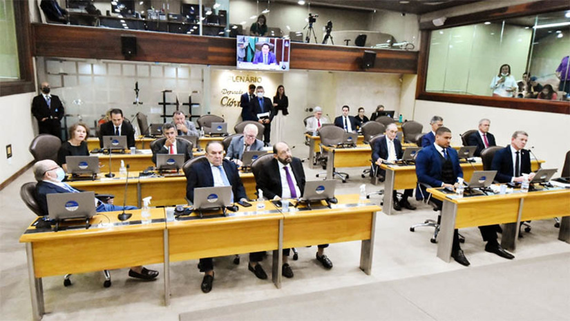 Imagem 1 - Aprovada na ALRN, LDO estima despesa primária de R$ 15 bilhões para 2023. O Projeto de Lei nº 108/2022 foi aprovado nesta quinta-feira (14). Antes de ser submetido ao Plenário, o projeto de autoria do Governo do Estado passou pela Comissão de Finanças e Fiscalização (CFF) da Casa, onde foi relatado pelo deputado Getúlio Rêgo (PSDB) e recebeu um total de 16 emendas modificativas e aditivas. Já em Plenário, o texto original da LDO foi aprovado à unanimidade pelos deputados presentes na votação. Imagem 1 - Aprovada na ALRN, LDO estima despesa primária de R$ 15 bilhões para 2023. O Projeto de Lei nº 108/2022 foi aprovado nesta quinta-feira (14). Antes de ser submetido ao Plenário, o projeto de autoria do Governo do Estado passou pela Comissão de Finanças e Fiscalização (CFF) da Casa, onde foi relatado pelo deputado Getúlio Rêgo (PSDB) e recebeu um total de 16 emendas modificativas e aditivas. Já em Plenário, o texto original da LDO foi aprovado à unanimidade pelos deputados presentes na votação.