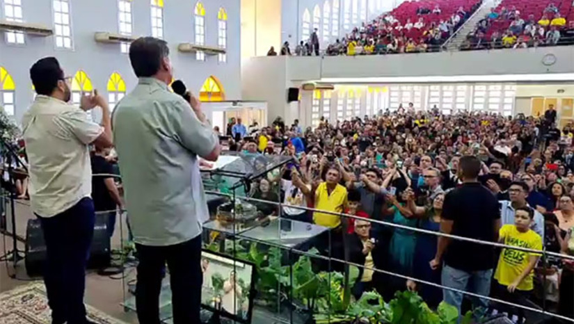 Imagem 1 - O presidente Jair Bolsonaro, em Natal, disse que espera que o povo Brasileiro “não experimente as dores do comunismo”, sendo aplaudido por seus seguidores na Basílica dos Santos Mártires de Cunhaú e Uruaçu, na região Oeste da Grande Natal. No Templo Evangélico, fez discurso politico, dizendo que o "inimigo é interno e está vendendo o Brasil". Depois de falar de seu governo e equipe, encerra o discurso se perguntando o que seria o Brasil se a facada em 2018 tivesse lhe tirado a vida! Imagem 1 - O presidente Jair Bolsonaro, em Natal, disse que espera que o povo Brasileiro “não experimente as dores do comunismo”, sendo aplaudido por seus seguidores na Basílica dos Santos Mártires de Cunhaú e Uruaçu, na região Oeste da Grande Natal. No Templo Evangélico, fez discurso politico, dizendo que o "inimigo é interno e está vendendo o Brasil". Depois de falar de seu governo e equipe, encerra o discurso se perguntando o que seria o Brasil se a facada em 2018 tivesse lhe tirado a vida!