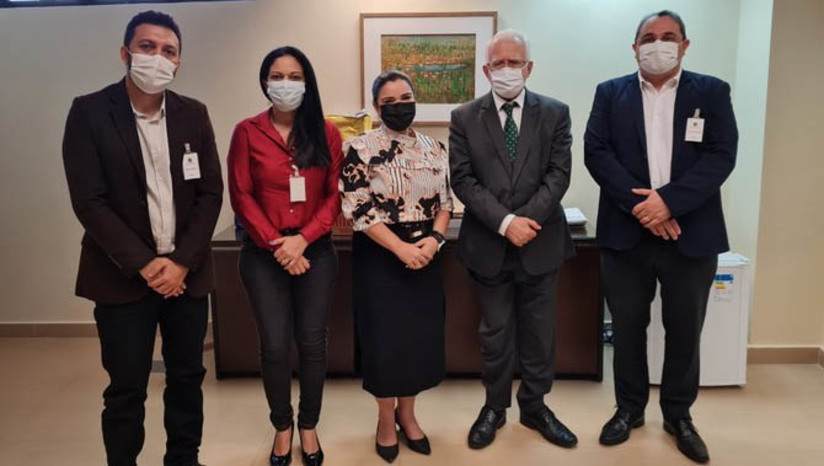 Imagem 1 -  TRE e UERN renovam parceria para captação de mesários voluntários. Através do acordo de cooperação, assinado pelo presidente do TRE-RN, desembargador Gilson Barbosa, e pela reitora da UERN, Cicília Maia, o Tribunal e a universidade buscam incentivar os universitários, de forma voluntária, a participarem do processo eleitoral brasileiro atuando como mesários voluntários, bem como proporcionar aos futuros profissionais a conversão das horas trabalhadas para a Justiça Eleitoral em horas de atividades extracurriculares/complementares necessárias para a obtenção do diploma de graduação. O aluno que participar será beneficiado com até 25h de atividade de extensão.