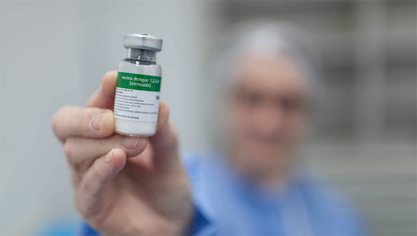 Imagem 1 - Farmacêutica propõe que Mossoró seja a primeira cidade do Brasil a iniciar vacinação contra a dengue. A novidade foi informada pela secretária Morgana Dantas, após retornar do Congresso Nacional de Secretários Municipais de Saúde. “Tivemos contato com a empresa Takeda. Ela nos propôs que Mossoró fosse a primeira cidade no país a iniciar a vacinação contra a dengue. Eles nos informaram que estão aguardando autorização da Anvisa (Agência Nacional de Vigilância Sanitária) para autorização do imunizante. Nos próximos dias uma equipe da empresa estará em Mossoró para fazer um estudo da cidade de como se porta o cidadão com relação a vacina da dengue, entre outros pontos”, disse Morgana que acrescentou ainda que a vacina deve ser liberada pela Anvisa em janeiro e que em março deve iniciar propriamente a vacinação. Imagem 1 - Farmacêutica propõe que Mossoró seja a primeira cidade do Brasil a iniciar vacinação contra a dengue. A novidade foi informada pela secretária Morgana Dantas, após retornar do Congresso Nacional de Secretários Municipais de Saúde. “Tivemos contato com a empresa Takeda. Ela nos propôs que Mossoró fosse a primeira cidade no país a iniciar a vacinação contra a dengue. Eles nos informaram que estão aguardando autorização da Anvisa (Agência Nacional de Vigilância Sanitária) para autorização do imunizante. Nos próximos dias uma equipe da empresa estará em Mossoró para fazer um estudo da cidade de como se porta o cidadão com relação a vacina da dengue, entre outros pontos”, disse Morgana que acrescentou ainda que a vacina deve ser liberada pela Anvisa em janeiro e que em março deve iniciar propriamente a vacinação.