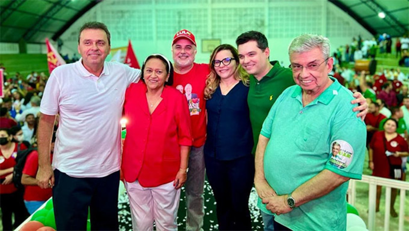 Imagem 1 - Desde cedo a governadora Fátima Bezerra enfatiza, em contato com a imprensa, que o inimigo é o bolsonarismo e exalta a união de vários partidos pelo bem do Rio Grande do Norte. “Da recém-criada federação com o PT, fazem parte o PV e o PCdoB. Também estão na nossa coligação o MDB, o Republicanos, o Pros, o Avante e o PDT. O PDT de Leonel Brizola. Saudoso Brizola, que tanto nos ensinou e nos inspirou”, acrescentou Fátima. Imagem 1 - Desde cedo a governadora Fátima Bezerra enfatiza, em contato com a imprensa, que o inimigo é o bolsonarismo e exalta a união de vários partidos pelo bem do Rio Grande do Norte. “Da recém-criada federação com o PT, fazem parte o PV e o PCdoB. Também estão na nossa coligação o MDB, o Republicanos, o Pros, o Avante e o PDT. O PDT de Leonel Brizola. Saudoso Brizola, que tanto nos ensinou e nos inspirou”, acrescentou Fátima.