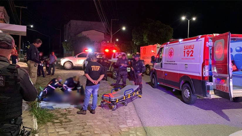 Imagem 1 -  Em dois ataques a tiros no Grande Alto São Manoel, deixou um morto e dois baleados. No primeiro ataque, o pedreiro Hamilton Nogueira, de 32 anos, foi assassinado. A mulher que o acompanhava, Givanilda Maria, foi baleada.  No segundo ataque, perto do Clube da Caixa, a vítima não foi identificada. Está no HRTM aguardando familiares.