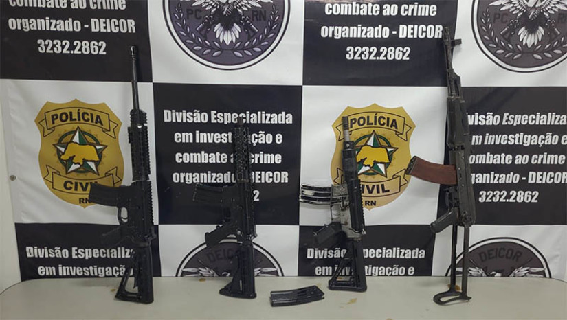 Imagem 1 - O armamento foi localizado em uma propriedade rural desabitada, pertencente a Laete Jácome de Oliveira e da prefeita Damaria Jácome de Oliveira. Os dois são pai e irmã de quatro investigados por envolvimento com o maior grupo criminoso que traficava drogas no Nordeste, suspeitos também de integrar uma organização criminosa atuante em todo Brasil. Três fuzis 556 e um AK-47 estavam em caixas enterradas no local. A apreensão aconteceu no âmbito da Operação “Sinaloa”, deflagrada no sábado (23). Imagem 1 - O armamento foi localizado em uma propriedade rural desabitada, pertencente a Laete Jácome de Oliveira e da prefeita Damaria Jácome de Oliveira. Os dois são pai e irmã de quatro investigados por envolvimento com o maior grupo criminoso que traficava drogas no Nordeste, suspeitos também de integrar uma organização criminosa atuante em todo Brasil. Três fuzis 556 e um AK-47 estavam em caixas enterradas no local. A apreensão aconteceu no âmbito da Operação “Sinaloa”, deflagrada no sábado (23).