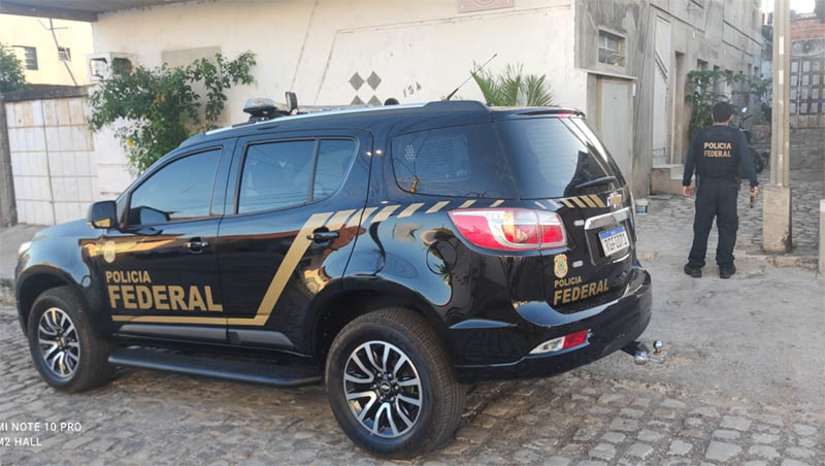 Imagem 1 - Corretor de imóveis envolvido com organização criminosa especializada no refino de drogas é preso em Mossoró. A prisão foi realizada nesta terça-feira (26), pela Força-Tarefa de Combate ao Crime Organizado de Mossoró, coordenada pelo Delegado da Polícia Federal Igor Conti. De acordo com informações fornecidas ao MOSSORÓ HOJE, a função do corretor, a princípio, era justamente alugar imóveis para servirem de laboratório para refino dos entorpecentes. A FT está cumprindo 17 mandados judiciais, expedidos pela 2ª Vara Criminal da cidade, em município do RN e do Paraná, com o objetivo de desarticular a organização criminosa, responsável pelo refino, adulteração e preparação de drogas em laboratório clandestino desativado em setembro de 2021, em uma residência do Bairro Costa e Silva. Na época, o dono do imóvel foi preso. Imagem 1 - Corretor de imóveis envolvido com organização criminosa especializada no refino de drogas é preso em Mossoró. A prisão foi realizada nesta terça-feira (26), pela Força-Tarefa de Combate ao Crime Organizado de Mossoró, coordenada pelo Delegado da Polícia Federal Igor Conti. De acordo com informações fornecidas ao MOSSORÓ HOJE, a função do corretor, a princípio, era justamente alugar imóveis para servirem de laboratório para refino dos entorpecentes. A FT está cumprindo 17 mandados judiciais, expedidos pela 2ª Vara Criminal da cidade, em município do RN e do Paraná, com o objetivo de desarticular a organização criminosa, responsável pelo refino, adulteração e preparação de drogas em laboratório clandestino desativado em setembro de 2021, em uma residência do Bairro Costa e Silva. Na época, o dono do imóvel foi preso.