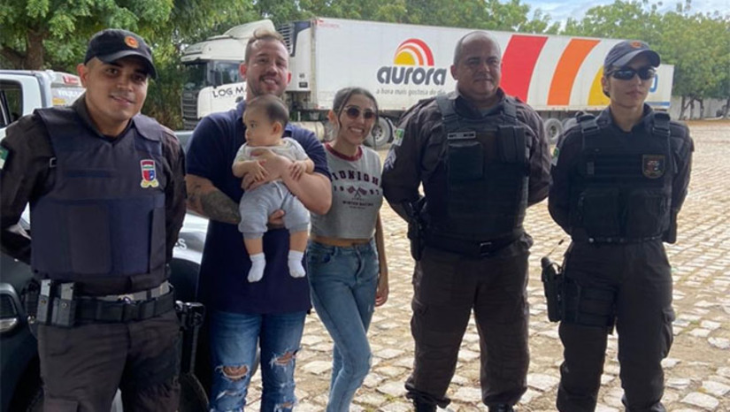 Imagem 1 -  O bebê Zayon Gomes estava com os pais se deslocando num veículo do Estado da Paraíba para o Ceará quando, ao passar por Mossoró, se envolveram num acidente com uma carreta. O bebê estava com hemorragia e os policiais conseguiram estancar o sangramento e leva-lo em tempo para receber os cuidados médicos no HRTM. "Muito gratificante, um sentimento inexplicável de dever cumprido", diz o soldado Keynes