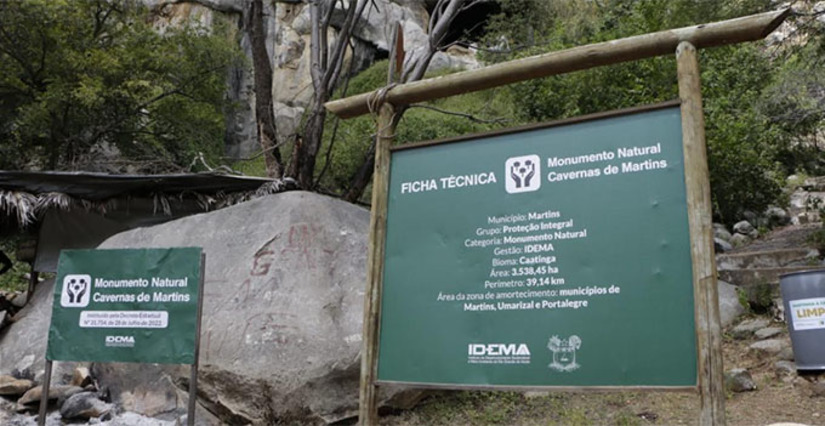 Imagem 1 - A criação ocorreu com a publicação do Decreto nº 31.174 na última sexta-feira (29). Com uma área de 3.538,45 hectares de bioma caatinga e um perímetro de 39,14 km, além de Martins, o MONA abrange os municípios de Umarizal e Portalegre que estão na Zona de Amortecimento, área estabelecida ao redor da Unidade de Conservação, e são beneficiados com a iniciativa. Diretor do Idema, Leon Aguiar explicou que a partir de agora a área compreendida receberá proteção integral das cavernas, da caatinga, bem como uma maior atuação do órgão. Imagem 1 - A criação ocorreu com a publicação do Decreto nº 31.174 na última sexta-feira (29). Com uma área de 3.538,45 hectares de bioma caatinga e um perímetro de 39,14 km, além de Martins, o MONA abrange os municípios de Umarizal e Portalegre que estão na Zona de Amortecimento, área estabelecida ao redor da Unidade de Conservação, e são beneficiados com a iniciativa. Diretor do Idema, Leon Aguiar explicou que a partir de agora a área compreendida receberá proteção integral das cavernas, da caatinga, bem como uma maior atuação do órgão.