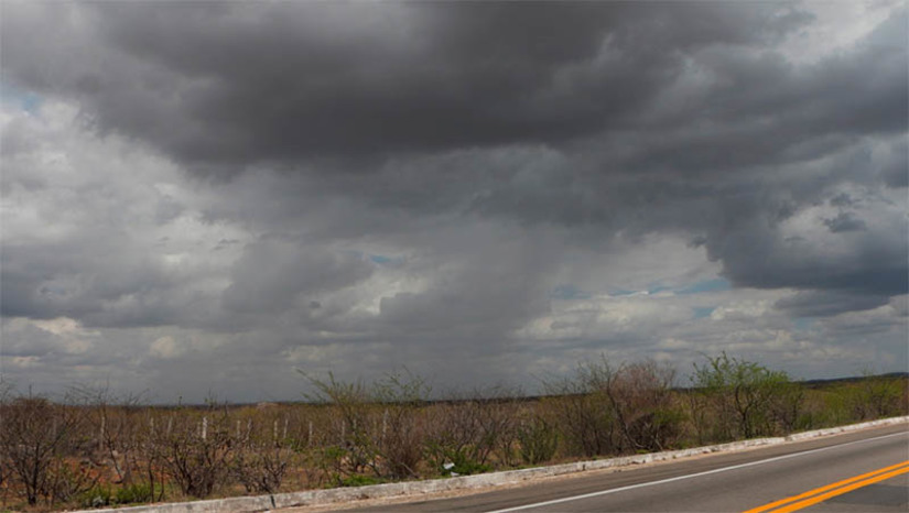 Imagem 1 - Agosto terá mais dias ensolarados e maior circulação de ventos, segundo a Emparn. Climatologicamente, a partir deste mês ocorre a diminuição do volume de chuvas no estado, os dias são mais ensolarados e há aumento da circulação e da intensidade dos ventos. “Com a chegada do inverno no hemisfério Sul, o centro de alta pressão localizado no centro do Atlântico Sul faz com que os ventos cheguem no Nordeste com mais intensidade, condição que não favorece a formação de nuvens de chuvas. Até meados de outubro o potiguar deverá vivenciar o aumento dos ventos e as temperaturas mais amenas”, explicou o chefe da unidade instrumental de Meteorologia da Emparn, Gilmar Bristot. Imagem 1 - Agosto terá mais dias ensolarados e maior circulação de ventos, segundo a Emparn. Climatologicamente, a partir deste mês ocorre a diminuição do volume de chuvas no estado, os dias são mais ensolarados e há aumento da circulação e da intensidade dos ventos. “Com a chegada do inverno no hemisfério Sul, o centro de alta pressão localizado no centro do Atlântico Sul faz com que os ventos cheguem no Nordeste com mais intensidade, condição que não favorece a formação de nuvens de chuvas. Até meados de outubro o potiguar deverá vivenciar o aumento dos ventos e as temperaturas mais amenas”, explicou o chefe da unidade instrumental de Meteorologia da Emparn, Gilmar Bristot.
