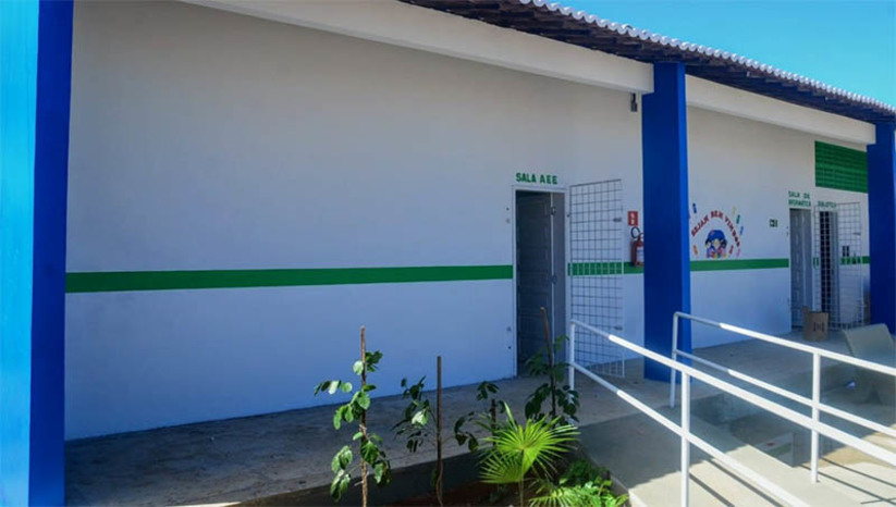 Imagem 1 - PMM realiza entrega das novas instalações da Escola Municipal Izabel Fernandes, no Ouro Negro. A unidade passou por um amplo processo de manutenção, estando agora em plenas condições de funcionamento, para acolher com dignidade alunos, professores e toda a comunidade escolar. Ao longo dos últimos meses, foram executados na Izabel Fernandes serviços como revisão elétrica e hidráulica, revisão de cobertura, de esquadrias, descupinização, recuperação do muro, pintura, entre outros. A escola possui cerca de 60 alunos matriculados em três turmas, do 1º ao 5º ano do Ensino Fundamental, que funcionam pela manhã. A entrega da unidade acontece às 8h desta quarta-feira (3). Imagem 1 - PMM realiza entrega das novas instalações da Escola Municipal Izabel Fernandes, no Ouro Negro. A unidade passou por um amplo processo de manutenção, estando agora em plenas condições de funcionamento, para acolher com dignidade alunos, professores e toda a comunidade escolar. Ao longo dos últimos meses, foram executados na Izabel Fernandes serviços como revisão elétrica e hidráulica, revisão de cobertura, de esquadrias, descupinização, recuperação do muro, pintura, entre outros. A escola possui cerca de 60 alunos matriculados em três turmas, do 1º ao 5º ano do Ensino Fundamental, que funcionam pela manhã. A entrega da unidade acontece às 8h desta quarta-feira (3).