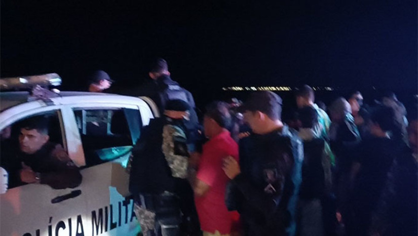 Imagem 1 - Em Grossos, durante a madrugada deste domingo, dois seguranças tentaram fazer a abordagem de um suspeito, terminaram baleados. Os disparos acertaram outras duas pessoas, entre elas uma bombeira civil. Em Mossoró, um paranaense teve sua casa invadida por bandidos que o mataram no Abolição II. Veja Nota da Prefeitura de Grossos/RN Imagem 1 - Em Grossos, durante a madrugada deste domingo, dois seguranças tentaram fazer a abordagem de um suspeito, terminaram baleados. Os disparos acertaram outras duas pessoas, entre elas uma bombeira civil. Em Mossoró, um paranaense teve sua casa invadida por bandidos que o mataram no Abolição II. Veja Nota da Prefeitura de Grossos/RN