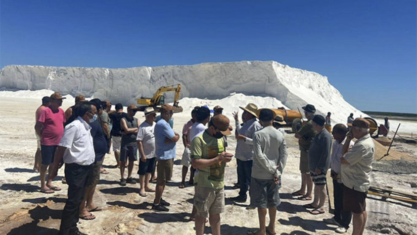 Imagem 1 - De 8 a 11 deste mês de agosto, o bisco Dom Mariano Manzana recebeu os colegas de vários estados do Nordeste na Paróquia de Santa Luzia. Ficaram hospedados na tranquila Praia de Tibau, conheceram, em Mossoró, o Seminário de Santa Terezinha, a Universidade Católica, entre outros pontos especiais as belas montanhas de sal na Costa Branca; Saíram encantados com a região Imagem 1 - De 8 a 11 deste mês de agosto, o bisco Dom Mariano Manzana recebeu os colegas de vários estados do Nordeste na Paróquia de Santa Luzia. Ficaram hospedados na tranquila Praia de Tibau, conheceram, em Mossoró, o Seminário de Santa Terezinha, a Universidade Católica, entre outros pontos especiais as belas montanhas de sal na Costa Branca; Saíram encantados com a região