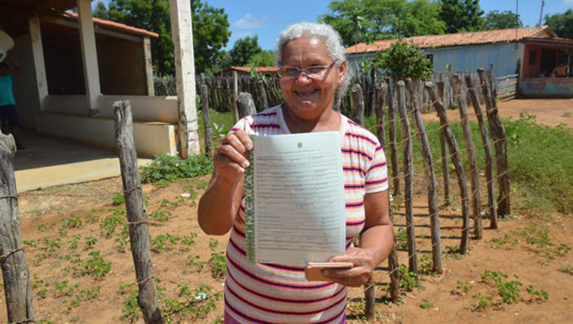 Imagem 1 -  Nas últimas duas semanas, o INCRA entregou o título das terra de mais de 150 famílias do Hipólito e comunidades vizinhas e neste dia 12 a festa foi de mais de 250 famílias do Assentamento Cabelo de Negro, em Mossoró, e no Assentamento Palheiros, entre Assu e Mossoró