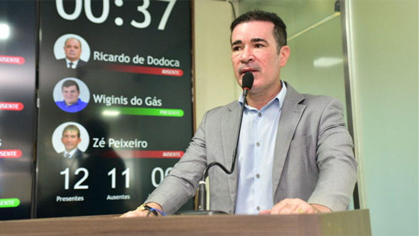 Imagem 1 - O advogado Max Delys iniciou seu pronunciamento comentando sobre um trailer que fica ao lado da Câmara Municipal de Mossoró, e questionou se ele está regulamentado para usar o estacionamento público. Ele citou outros exemplos, como os comerciantes ambulantes, e declarou ser a favor de uma audiência pública para debater com os órgãos responsáveis. “Todo trabalho é digno e as pessoas precisam trabalhar, mas é obrigação do Poder Público realocar essas pessoas em locais regulamentados para exercerem suas atividades comerciais”, afirmou durante seu pronunciamento. Imagem 1 - O advogado Max Delys iniciou seu pronunciamento comentando sobre um trailer que fica ao lado da Câmara Municipal de Mossoró, e questionou se ele está regulamentado para usar o estacionamento público. Ele citou outros exemplos, como os comerciantes ambulantes, e declarou ser a favor de uma audiência pública para debater com os órgãos responsáveis. “Todo trabalho é digno e as pessoas precisam trabalhar, mas é obrigação do Poder Público realocar essas pessoas em locais regulamentados para exercerem suas atividades comerciais”, afirmou durante seu pronunciamento.