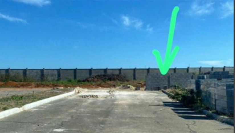 Imagem 1 - O muro fecha o acesso a ruas e demais logradouros públicos no Loteamento Campos do Conde, que fica na região Oeste de Mossoró. Os fiscais da Prefeitura de Mossoró já passaram pelo local e os fatos já chegaram ao conhecimento da Promotoria de Justiça, que deve investigar o caso. A obra não tem autorização pública, pois não se trata de um condomínio fechado e, sim, de loteamento aberto Imagem 1 - O muro fecha o acesso a ruas e demais logradouros públicos no Loteamento Campos do Conde, que fica na região Oeste de Mossoró. Os fiscais da Prefeitura de Mossoró já passaram pelo local e os fatos já chegaram ao conhecimento da Promotoria de Justiça, que deve investigar o caso. A obra não tem autorização pública, pois não se trata de um condomínio fechado e, sim, de loteamento aberto