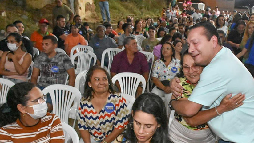 Imagem 1 - Prefeito Fernandinho, vice Ari, ex-prefeito Isaías e vereadores apoiam à reeleição do deputado Ezequiel Ferreira. “Nosso mandato na Assembleia Legislativa trouxe ações em infraestrutura, como pavimentação e o projeto de iluminar o Gargalheiras, que será executado pela Prefeitura. Máquinas e outras ações onde somos parceiro da gestão Fernandinho e Ari, que tem altos índices de aprovação em Acari. Também quero agradecer ao ex-prefeito Isaías, que fez uma grande gestão e deixou marcas”, discursou Ezequiel Ferreira. Imagem 1 - Prefeito Fernandinho, vice Ari, ex-prefeito Isaías e vereadores apoiam à reeleição do deputado Ezequiel Ferreira. “Nosso mandato na Assembleia Legislativa trouxe ações em infraestrutura, como pavimentação e o projeto de iluminar o Gargalheiras, que será executado pela Prefeitura. Máquinas e outras ações onde somos parceiro da gestão Fernandinho e Ari, que tem altos índices de aprovação em Acari. Também quero agradecer ao ex-prefeito Isaías, que fez uma grande gestão e deixou marcas”, discursou Ezequiel Ferreira.