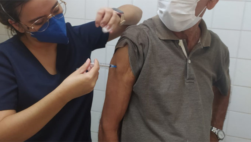 Imagem 1 -  A médica diretora corporativa de terapia intensiva do Sistema Hapvida, Franciane Gonçalves chama a atenção para os grupos de risco da doença: “Ela acontece com mais frequência em crianças e idosos, principalmente, quando há condições que diminuem o sistema imunológico, gerando sintomas como rigidez de nuca, dificuldade para encostar o queixo no peito, manchas vermelhas pelo corpo e febre alta persistente”. Em Mossoró, a Prefeitura está com equipes nas escolas vacinando as crianças