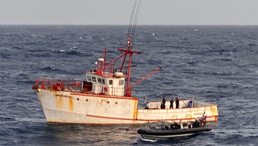 Imagem 1 -  Desta vez a droga foi encontrada num barco pesqueiro, que havia partido do Porto do Mucuripe, no Ceará, com destino a Europa. Seis foram presos. A PF do Ceará contou com agentes do RN, da Paraíba, além de cooperação das forças policiais de combate ao tráfico internacional dos Estados Unidos e do Reino Unido