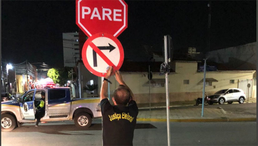 Imagem 1 -  Em Mossoró, o chefe do 33 Cartório Eleitoral, Luiz Sérgio, disse que o trabalho já está nas ruas dia e noite acompanhando as movimentações, com vídeo, fotos e coibindo propaganda fixada em locais proibidos, como mostra a fotografia