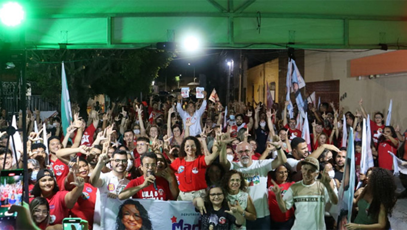 Imagem 1 - Durante o lançamento do comitê de campanha, que levou o nome "Coragem", ao lado da Igreja São Vicente, no Centro, Marleide Cunha contou com a presença de candidatos a deputado federal pelo partido, como Alexandre Motta e Fernando Mineiro, e também de outros partidos, como Pablo Aires e Thabatta Pimenta do PSB; Ela diz que vai brigar com a mesma bravura pelo povo do RN que brigou pelos servidores públicos de Mossoró Imagem 1 - Durante o lançamento do comitê de campanha, que levou o nome "Coragem", ao lado da Igreja São Vicente, no Centro, Marleide Cunha contou com a presença de candidatos a deputado federal pelo partido, como Alexandre Motta e Fernando Mineiro, e também de outros partidos, como Pablo Aires e Thabatta Pimenta do PSB; Ela diz que vai brigar com a mesma bravura pelo povo do RN que brigou pelos servidores públicos de Mossoró