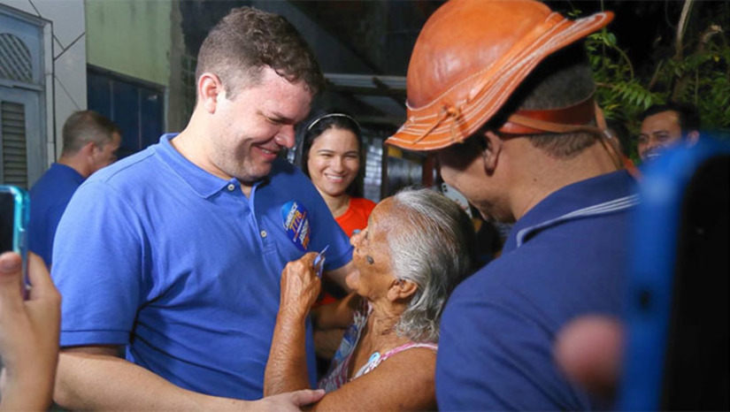 Imagem 1 -  "O prefeito Allyson quer fazer mais, quer fazer mais", disse o candidato a deputado federal Lawrence Amorim, do Solidariedade, para os moradores do bairro Barrocas, nesta terça-feira (23). "Mas, para isso, ele precisa ter um amigo na Câmara dos Deputados, em Brasília", conclui.