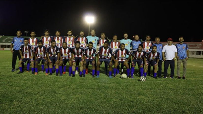 Imagem 1 - Diante do empenho, entrosamento e finalizações dos atletas em campo, o resultado final de 4 a 0 leva a marca do técnico Geú Costa, ex-jogador profissional. O aplicado em jogo, foi o que foi treinado nos preparativos. Quem festejou a estreia com vitória, foi o prefeito Josivan Bibiano, que tem oferecido o apoio necessário para a equipe seguir em frente. Imagem 1 - Diante do empenho, entrosamento e finalizações dos atletas em campo, o resultado final de 4 a 0 leva a marca do técnico Geú Costa, ex-jogador profissional. O aplicado em jogo, foi o que foi treinado nos preparativos. Quem festejou a estreia com vitória, foi o prefeito Josivan Bibiano, que tem oferecido o apoio necessário para a equipe seguir em frente.