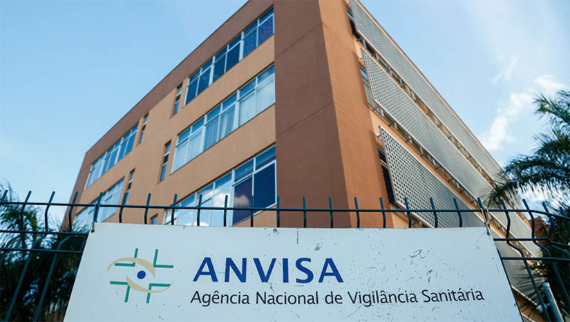 Imagem 1 -  Anvisa aprova solicitação do Ministério da Saúde para importação de vacina contra a Varíola dos Macacos. O imunizante, produzido pela empresa Bavarian Nordic A/S na Dinamarca e na Alemanha, é destinado a adultos com idade igual ou superior a 18 anos e possui prazo de até 60 meses de validade, quando conservado entre -60°C a -40°C. Nesta quinta (25), a Anvisa aprovou a dispensa de registro para importação do produto, que é temporária e excepcional, e se aplica somente ao Ministério da Saúde, com validade de seis meses, desde que não seja expressamente revogada pela Anvisa.