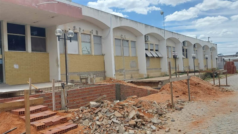 Imagem 1 - O Governo do Estado, por meio do Projeto Governo Cidadão, é responsável pela reforma que já atingiu 78% de conclusão e contempla a restauração de pisos e revestimentos, pinturas e renovação das instalações (elétricas, hidráulicas e de climatização), além da construção de duas salas de PPP (pré-parto, parto e pós-parto), o que traz mais comodidade às parturientes, ao eliminar deslocamentos entre ambientes diversos. A meta é finalizar todo o serviço em novembro próximo. Imagem 1 - O Governo do Estado, por meio do Projeto Governo Cidadão, é responsável pela reforma que já atingiu 78% de conclusão e contempla a restauração de pisos e revestimentos, pinturas e renovação das instalações (elétricas, hidráulicas e de climatização), além da construção de duas salas de PPP (pré-parto, parto e pós-parto), o que traz mais comodidade às parturientes, ao eliminar deslocamentos entre ambientes diversos. A meta é finalizar todo o serviço em novembro próximo.