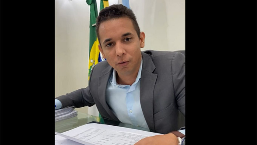Imagem 1 - Peça da Lei Orçamentária Anual com a previsão de investimentos para o ano de 2023 prevê recursos na ordem de R$ 353 milhões em Saúde e R$ 277 milhões em Educação, além de R$ 120 milhões em Infraestrutura e R$ 34 milhões em cultura. O prefeito Allyson Bezerra enfatiza ainda que está aumentando o orçamento da Agricultura de R$ 2 milhões para 16 milhões. Imagem 1 - Peça da Lei Orçamentária Anual com a previsão de investimentos para o ano de 2023 prevê recursos na ordem de R$ 353 milhões em Saúde e R$ 277 milhões em Educação, além de R$ 120 milhões em Infraestrutura e R$ 34 milhões em cultura. O prefeito Allyson Bezerra enfatiza ainda que está aumentando o orçamento da Agricultura de R$ 2 milhões para 16 milhões.
