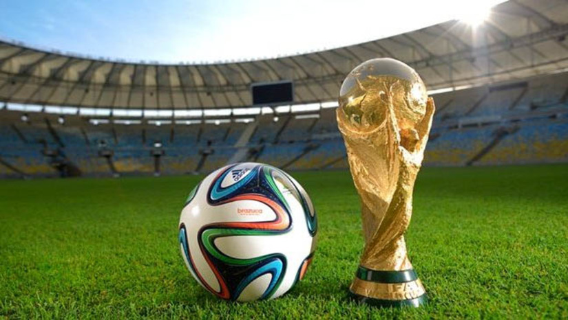 Imagem 1 -  [COLUNA ESPLANADA] Com a Copa da FIFA em dezembro no Qatar, mesmo distante, o brasileiro não perde o ritmo da tradicional festa nas ruas e em casa. Levantamento do SPC Brasil e da Confederação Nacional de Dirigentes Lojistas indica que o comércio temático vai mobilizar 60 milhões de brasileiros e faturar até R$ 20 bilhões. A CNC estima aumento de 7,9% no faturamento em relação a 2014, quando o Brasil sediou a competição.