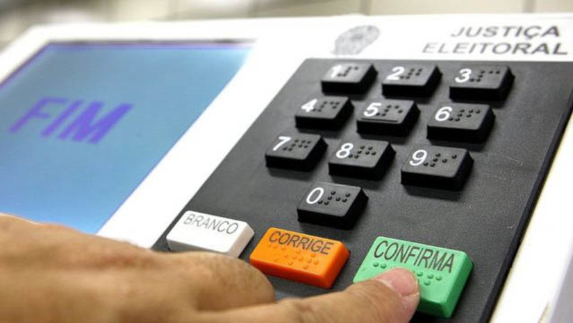 Imagem 1 -  [COLUNA ESPLANADA] Os altos índices de eleitores indecisos que orbitam nas pesquisas entre 25% a 33% chamaram a atenção dos staffs presidenciais. A partir de semana que vem, Lula da Silva e Jair Bolsonaro vão focar no discurso para atrair esse voto, que fará a diferença no dia da eleição. Esse grupo já é o alvo de Ciro Gomes (PDT), Simone Tebet (MDB) e Soraya Tronick (UB) desde o início da campanha, sem sucesso destes candidatos. Os recortes das qualitativas indicam que estes indecisos são da classe média brasileira e reclama do custo de vida. Os marqueteiros de Lula e Bolsonaro acreditam que boa parte deles migrará, até dia 2 de outubro, para os dois candidatos, e uma pequena parte para Ciro, por ser mais conhecido entre os nomes da ‘terceira via’ deste ano.