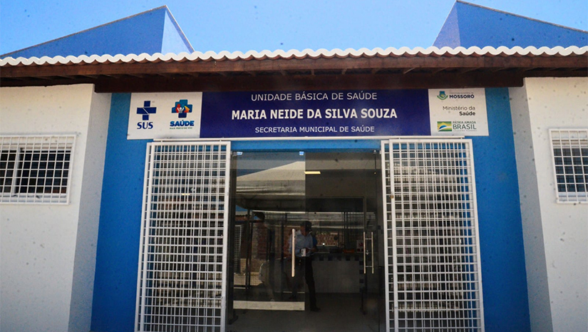 Imagem 1 - Em obras desde 2018, UBS do Jardim das Palmeiras é entregue pela prefeitura de Mossoró. Nesta segunda-feira (5), a Prefeitura de Mossoró realizou a entrega da UBS Maria Neide da Silva Souza, no conjunto Jardim das Palmeiras. A UBS, construída pela administração pública municipal, conta com consultórios médicos, consultório ginecológico, gabinetes odontológicos totalmente equipados, sala de demonstração e educação à saúde, curativo, triagem, imunização, nebulização, farmácia, esterilização. A unidade básica de saúde vem para resolver uma demanda de mais de uma década dos moradores da região que passam a contar com um novo prédio, totalmente acessível. Imagem 1 - Em obras desde 2018, UBS do Jardim das Palmeiras é entregue pela prefeitura de Mossoró. Nesta segunda-feira (5), a Prefeitura de Mossoró realizou a entrega da UBS Maria Neide da Silva Souza, no conjunto Jardim das Palmeiras. A UBS, construída pela administração pública municipal, conta com consultórios médicos, consultório ginecológico, gabinetes odontológicos totalmente equipados, sala de demonstração e educação à saúde, curativo, triagem, imunização, nebulização, farmácia, esterilização. A unidade básica de saúde vem para resolver uma demanda de mais de uma década dos moradores da região que passam a contar com um novo prédio, totalmente acessível.