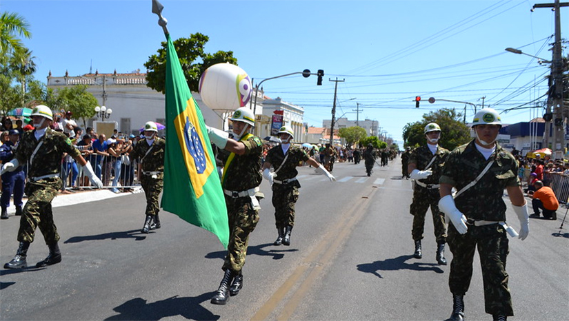 Imagem 1 -  Prefeitura de Mossoró realiza do desfile cívico-militar nesta quarta-feira, 07. A programação será iniciada às 7h30, com revista às tropas pelo prefeito Allyson Bezerra, secretário municipal de Segurança Pública, Defesa Civil, Mobilidade Urbana e Trânsito, Cledinilson Morais, e o coronel Walmary Costa, do Comando de Policiamento Regional (CPR) 1, da Polícia Militar.  Na sequência, às 7h50, haverá o hasteamento das bandeiras e execução do Hino Nacional pela Banda Sinfônica Artur Paraguai, ao lado da estrutura montada no adro da Capela de São Vicente. Haverá ainda menção a ex-combatentes. O desfile começa às 8h, partindo da Escola de Artes, na avenida Alberto Maranhão. 