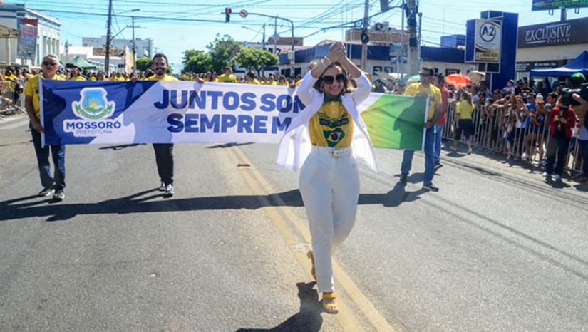 Imagem 1 -  A aluna Ana Karoline, da Escola Municipal Dolores do Carmo Rebouças, falou: “Estou muito emocionada em participar do desfile. "“Depois de dois anos de suspensão estamos hoje aqui presencialmente com as famílias mossoroenses trazendo esse belíssimo evento, que é o desfile do 7 de setembro. É um momento sempre importante de ser comemorado. Estamos comemorando também os 200 anos de Independência do Brasil”, diz Hubeônia Alencar, Secretária Municipal de Educação