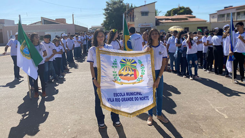 Imagem 1 - A secretária municipal de educação, Milane Azevedo, ressaltou a importância do ato e parabenizou toda equipe envolvida pelo esforço, vontade e coragem, para que as escolas fizessem suas homenagens em comemoração aos 200 anos da Independência do Brasil. “Foi lindo, apresentaram desenvoltura e beleza durante suas apresentações e para todos nós é um momento grandioso e de orgulho, despertando o interesse dos jovens pela história de nossa pátria”, disse a secretária Milane Azevedo. Imagem 1 - A secretária municipal de educação, Milane Azevedo, ressaltou a importância do ato e parabenizou toda equipe envolvida pelo esforço, vontade e coragem, para que as escolas fizessem suas homenagens em comemoração aos 200 anos da Independência do Brasil. “Foi lindo, apresentaram desenvoltura e beleza durante suas apresentações e para todos nós é um momento grandioso e de orgulho, despertando o interesse dos jovens pela história de nossa pátria”, disse a secretária Milane Azevedo.