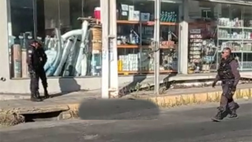 Imagem 1 -  A vítima foi identificada ainda no local (na imagem guarnecido pela Polícia Militar) como sendo Severiano Bezerra Neto, de 37 anos. Ele foi morto com vários tiros, num local que tem várias câmeras de segurança que podem ajudar a Polícia Civil, durante as investigações, a identificar os possíveis assassinos
