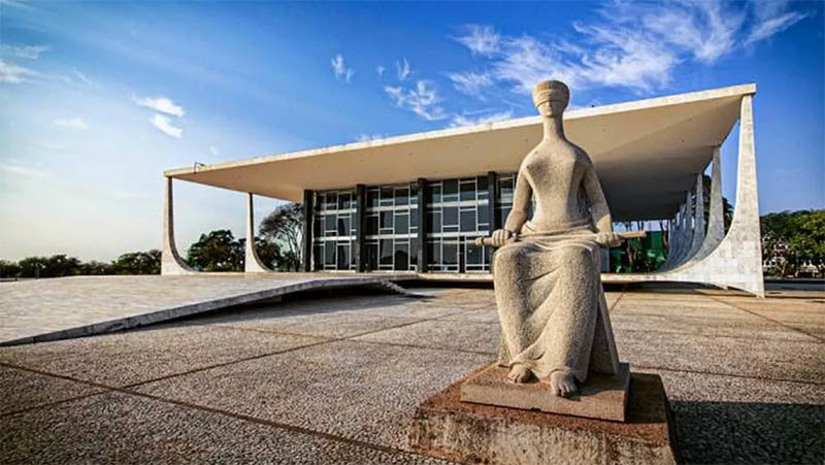 Imagem 1 -  [COLUNA ESPLANADA] A deputada Luiza Erundina (PSOL-DF) é das poucas que desfila no Salão Verde de cabeça erguida, sem manchas no currículo. Mas entrou na sua conta tema caro. É dela a autoria da PEC 275 (apresentada em 2013, no Governo Dilma), que aumenta de 11 para 15 o número de ministros do STF. O que ajudaria a presidente à época caiu nas graças de Bolsonaro agora, com a proposta desengavetada por aliados e avançando no Congresso. E por que avança? É trato velado de as vagas serem distribuídas por diferentes setores da praça e da política. Embora a nomeação fique a cargo do presidente do Congresso.